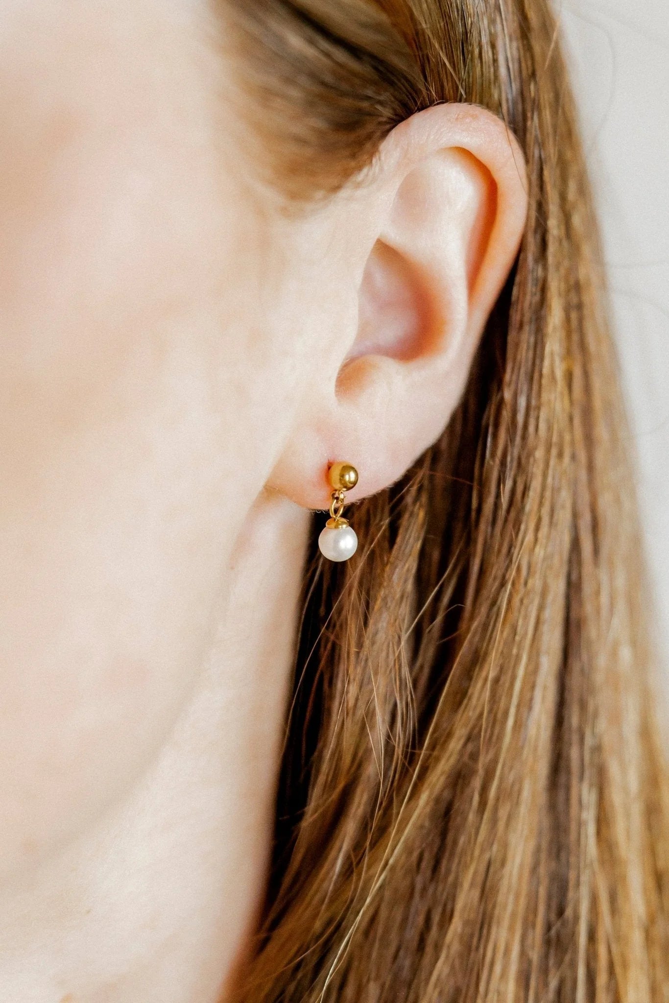 Linny Co Screwback Stud Earrings - Millie Pearl Gold